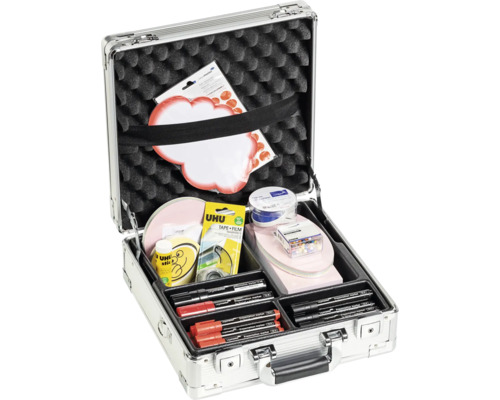 Offener Präsentationskoffer gefüllt mit Moderationsmaterialien, Markern, Klebestift und Notizzetteln.