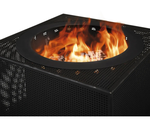 Schwarze Feuerstelle aus Metall mit Feuerholz und Flammen