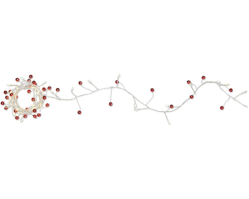 Lichterkette mit roten Beeren zur Dekoration