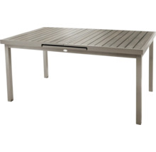 Ausziehbarer Gartentisch mit Holzlattenoptik und Metallgestell.
