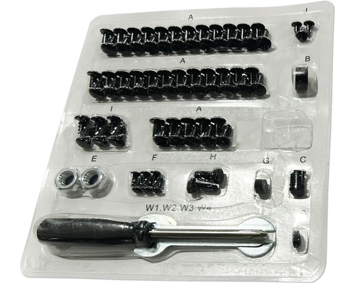 Sortiment von Schrauben, Muttern und Werkzeugen in einer transparenten Kunststoffverpackung