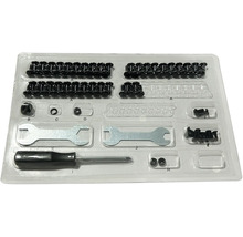 Sortiment mit Schrauben, Muttern, Schraubenschlüsseln und Schraubendreher in einer Kunststoffverpackung