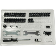 Sortimentskasten mit Schrauben, Muttern, Unterlegscheiben, Schraubendreher und Schraubenschlüsseln