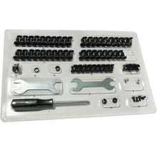 Sortierter Satz mit Schrauben, Muttern und Werkzeugen in transparenter Kunststoffverpackung.