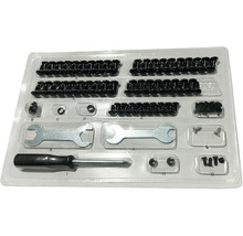 Montagesatz mit Schrauben, Muttern, Schraubenschlüssel und Schraubendreher in einer transparenten Kunststoffverpackung