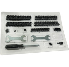 Sortiment mit Schrauben, Muttern, Schraubenschlüssel und Schraubendreher in Kunststoffverpackung