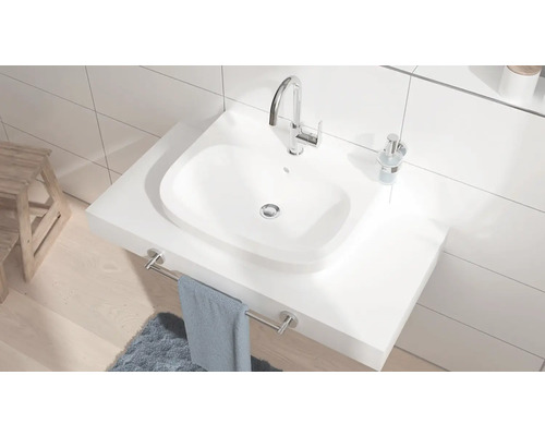 Modernes Badezimmer mit Waschbecken, Armatur und Handtuchhalter