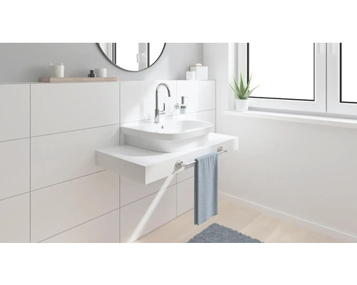 Modernes Badezimmer mit Waschbecken, Handtuchhalter und Spiegel