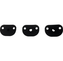 Drei schwarze Abdeckungen mit Löchern zur Befestigung.