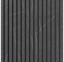 Dekorative Wandpaneele mit Marmoroptik und vertikalen Rillen.