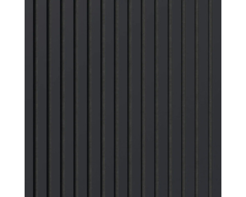 Nahaufnahme einer Fassadenverkleidung mit vertikalen Lamellen