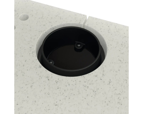 Detailansicht eines schwarzen Abflussrohrs in einer hellen Arbeitsplatte