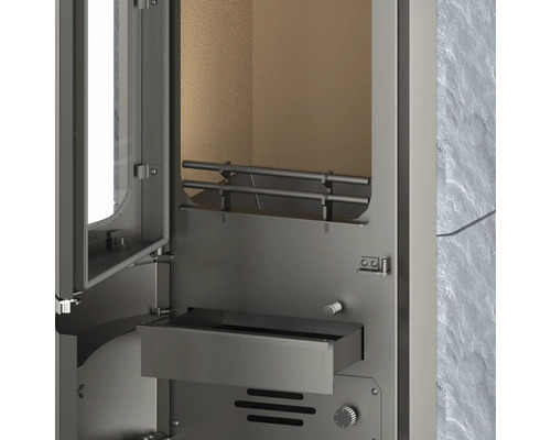 Detailansicht eines Kaminofens mit offenem Brennraum, Aschekasten und Bedienelementen