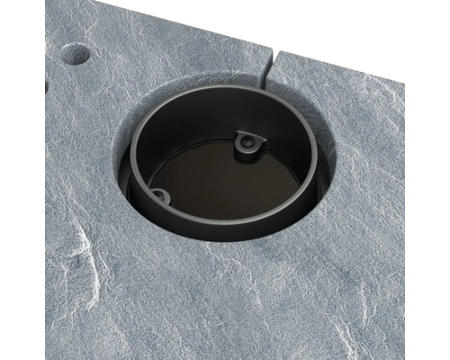 Detailansicht eines Ablaufs in Steinoptik