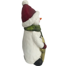 Schneemannfigur mit Mütze, Schal und Laterne als Weihnachtsdekoration