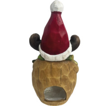 Dekorative Gartenzwergfigur mit Weihnachtsmütze auf Baumstumpf