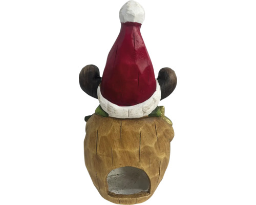 Dekorative Gartenzwergfigur mit Weihnachtsmütze auf Baumstumpf