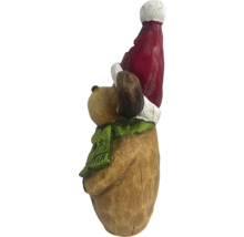 Dekorative Hundefigur mit Weihnachtsmütze und Schal
