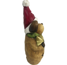 Dekorative Holzfigur eines Bären mit Weihnachtsmütze und Schal