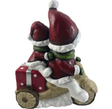 Weihnachtsdekoration mit zwei Wichteln auf einem Motorrad mit Geschenk