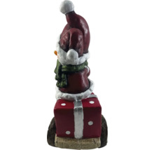 Dekorative Schneemannfigur mit Geschenk für die Weihnachtszeit