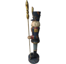 Dekorative Nussknackerfigur mit Speer