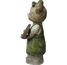 Teddybär Figur mit Gartenwerkzeug als Gartendekoration