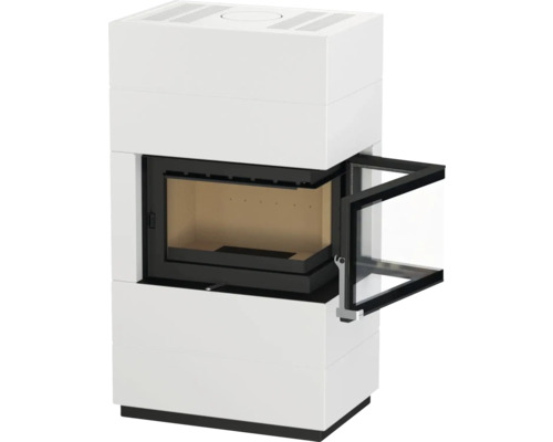 Weißer Kaminofen mit geöffneter Tür