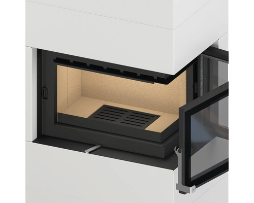 Detailansicht eines Kaminofens mit geöffneter Glastür