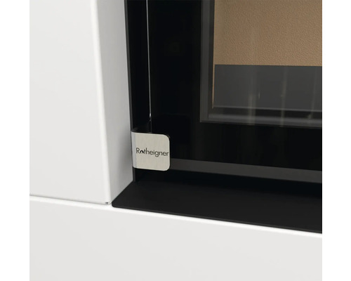 Detailansicht eines Kamins mit Rotheigner Logo.