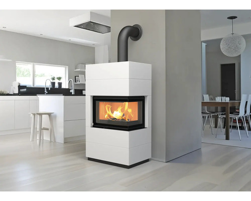 Kaminofen im Wohnzimmer mit offener Küche und Essbereich
