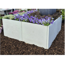 Hochbeet aus Beton mit Blumen bepflanzt
