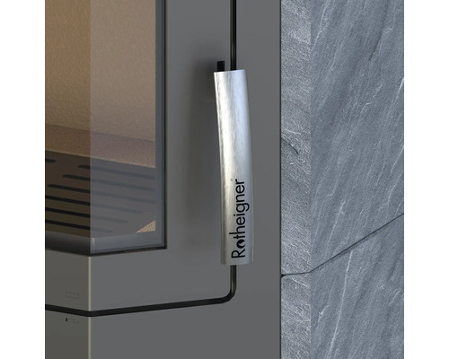 Detailansicht eines Kaminofens mit Griff und Herstellerlogo Rotheigner