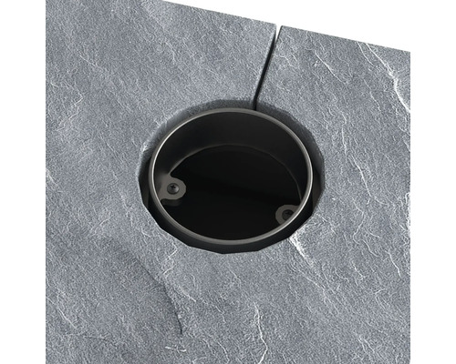 Detailaufnahme eines runden Ablaufs aus Steinplatten