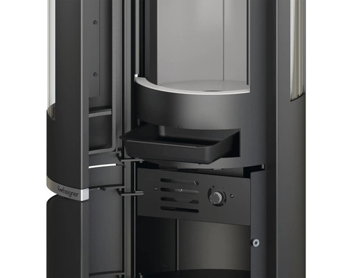 Detailansicht eines Kaminofens mit Brennraum, Aschefach und Bedienelementen