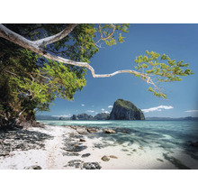 Landschaft mit tropischem Strand, Felsen und blauem Himmel