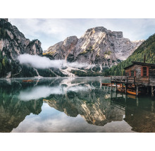 Bergsee mit Holzhaus und Berggipfeln