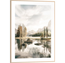 Gerahmtes Landschaftsbild mit See und Bergen