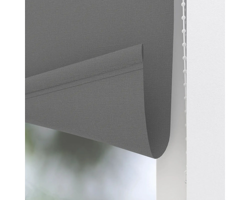 Graues Rollo mit Kettenzug zur Fensterdekoration