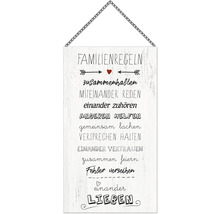 Dekoratives Schild mit dem Text Familienregeln und einer Kette zum Aufhängen.