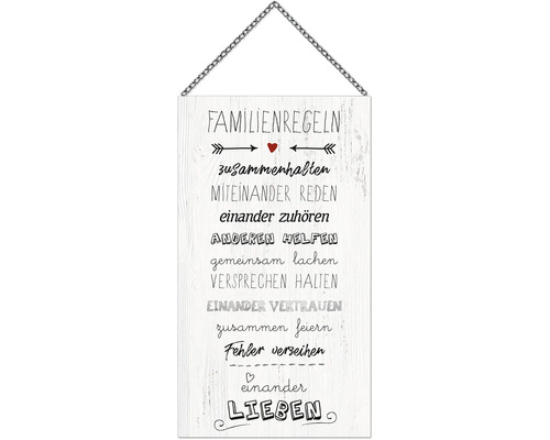 Dekoratives Schild mit dem Text Familienregeln und einer Kette zum Aufhängen.