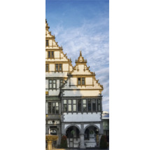 Historisches Gebäude mit Staffelgiebelarchitektur und einem Brunnen im Vordergrund