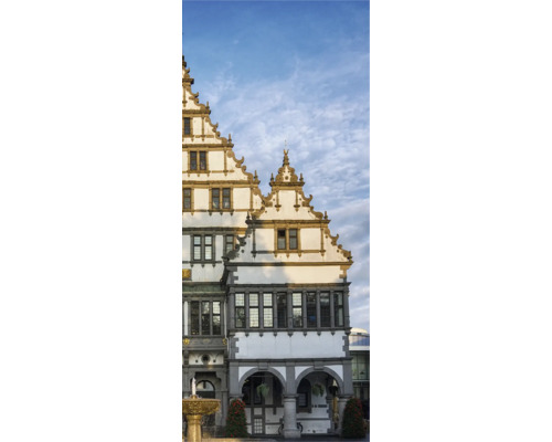 Historisches Gebäude mit Staffelgiebelarchitektur und einem Brunnen im Vordergrund