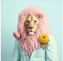 Löwe mit rosa Mähne, Blumen und Anzug
