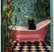 Badezimmer mit rosa Badewanne, Fliesenwand, Zimmerpflanzen und schwarzer Katze