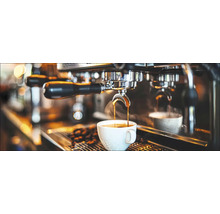 Eine Espressomaschine füllt eine Tasse mit Kaffee.