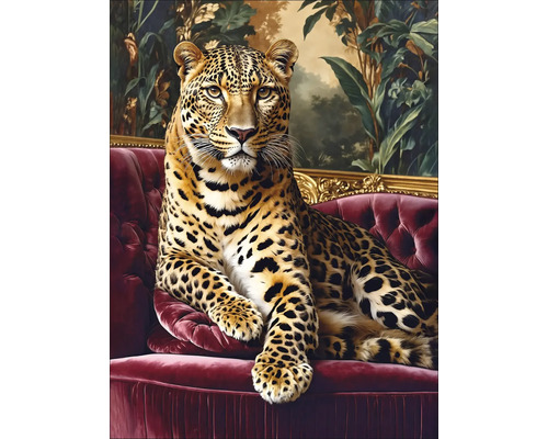 Leopard auf rotem Sofa vor gemaltem Hintergrund