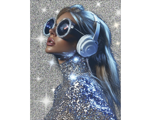 Frau mit Kopfhörern und glitzerndem Oberteil