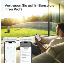 Mann bedient IrriSense Bewässerungssystem mit dem Smartphone im Wohnzimmer, Rasensprenger im Garten.