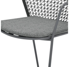 Detailansicht eines Stuhls mit Stoffbezug und Netzrückenlehne